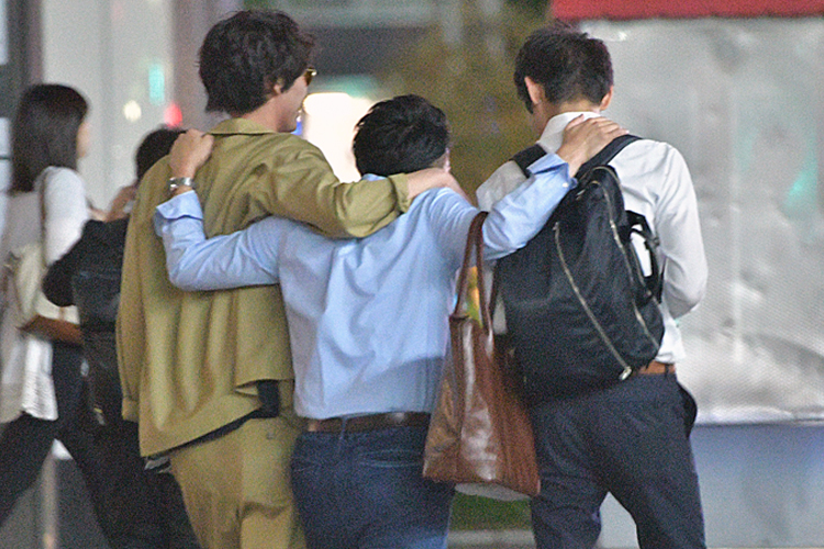 2人の男性と楽しそうに肩を組む福士蒼汰