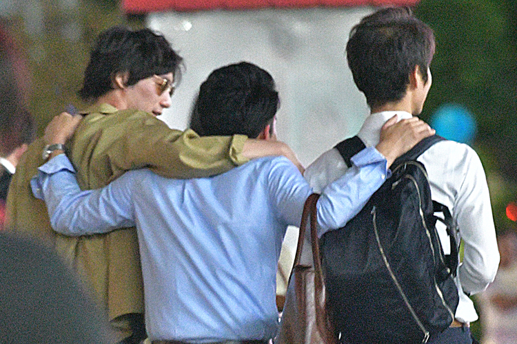 2人の男性と楽しそうに肩を組む福士蒼汰(その2)