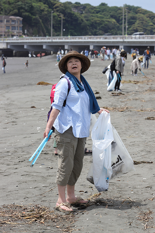 江ノ島海岸でのゴミ拾いボランティア 思いもよらぬモノが Newsポストセブン
