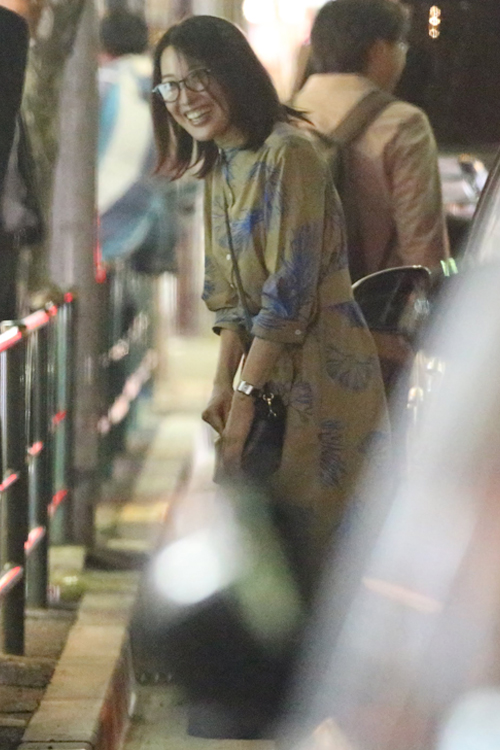 笑顔で会釈する羽田美智子