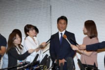 原田龍二の不倫謝罪会見（原田の左が芸能リポーターの菊池麻友子氏）