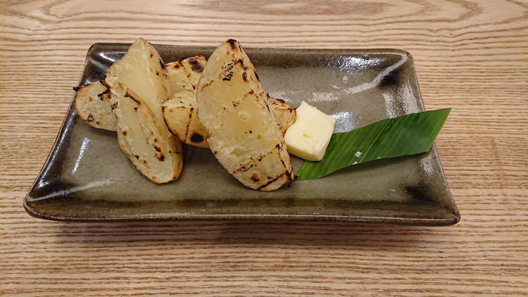 炉端焼き店で実際に提供される「じゃがバター」