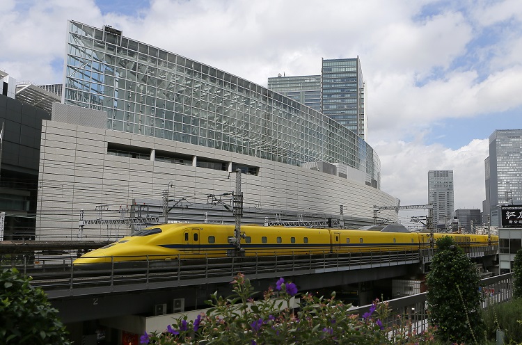 JR有楽町駅付近を通過する東海道・山陽新幹線の923形新幹線電気軌道総合試験車T5編成。通称「ドクターイエロー」（時事通信フォト）