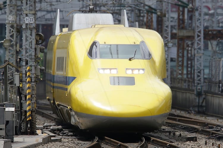 東京駅に入線する通称「ドクターイエロー」（時事通信フォト）