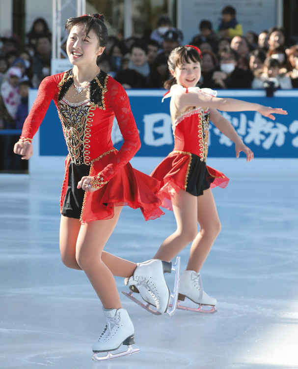 本田望結（三女）と本田沙来（四女）　写真／時事通信フォト