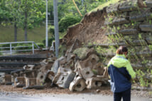 地震の影響で崩落した駐車場ののり面（新潟県村上市。時事通信フォト）