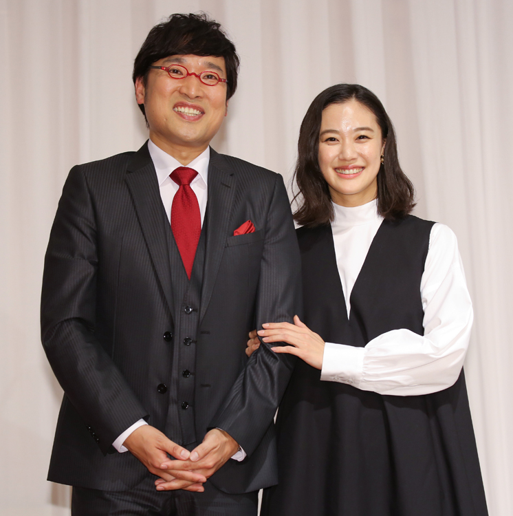 結婚報告記者会見で寄り添う2人（時事通信フォト）