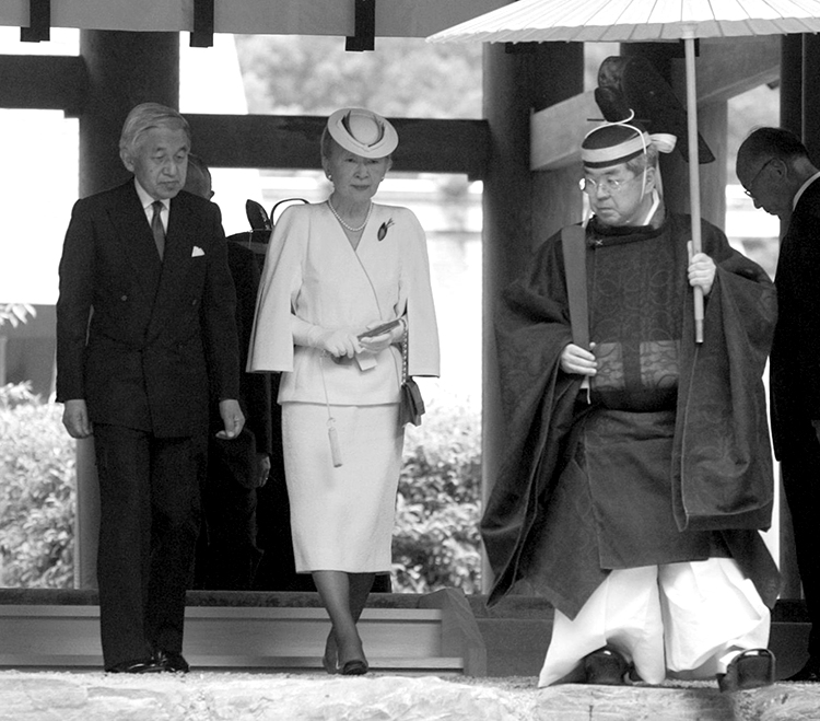 熱田神宮に参拝された両陛下（現在の上皇ご夫妻、2005年7月、写真／共同通信社）
