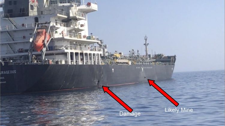 攻撃を受けた日本の国華産業が運航するタンカー。左の矢印は爆発で損傷した箇所を示す(米中央軍提供。時事通信フォト)