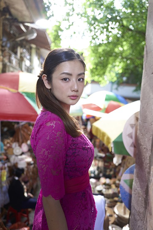 シースルーのドレス姿の片山萌美