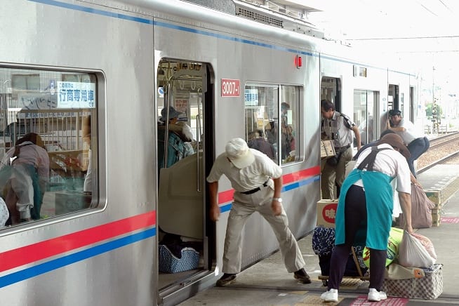 京成各駅で見られた行商列車に荷物を積み込む作業（2005年撮影）