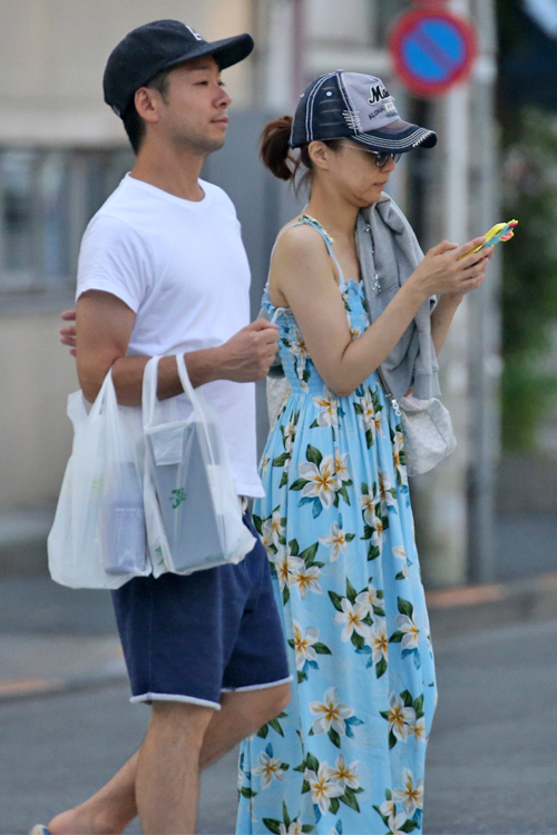 夏の装いの小林麻耶・國光吟夫妻（2018年7月）