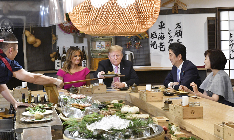 東京・六本木の炉端焼き店で夕食を共にするトランプ米大統領夫妻と安倍首相夫妻（共同通信社）