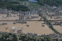 昨年7月、豪雨災害に見舞われた倉敷市真備町は広範囲で冠水した(共同通信社)