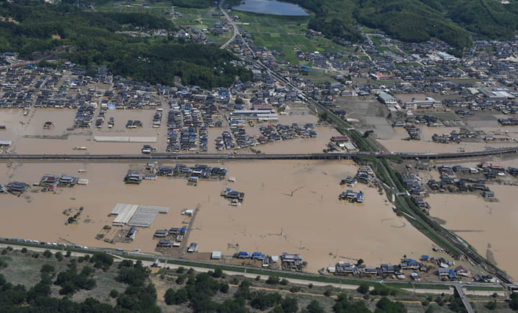 昨年7月、豪雨災害に見舞われた倉敷市真備町は広範囲で冠水した（共同通信社）