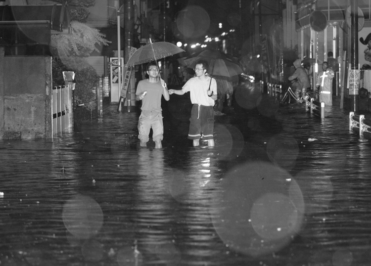 水没する地域は…（2005年の杉並豪雨の様子。共同通信社）