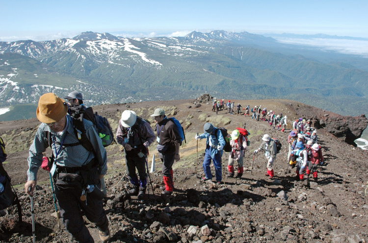 登山が大ブームだが…（共同通信社）