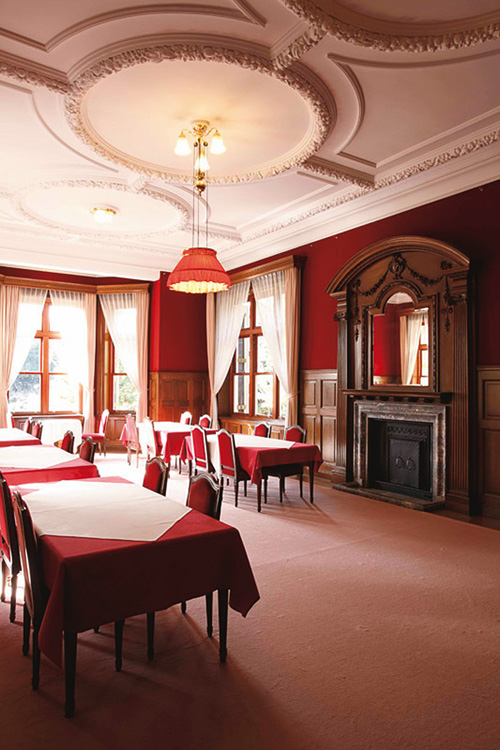深紅の壁と白い天井のコントラストが美しい食堂（写真／大谷美術館）
