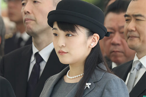 幼少期から結婚まで 写真で振り返る典子さま - 日本経済新聞