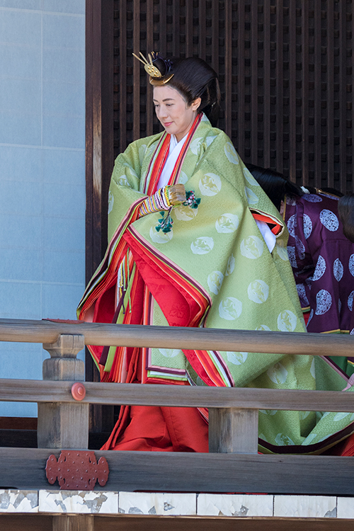 重い装束をお召しになった雅子さま（5月8日の「期日奉告の儀」、写真／宮内庁提供）