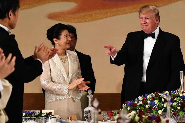 トランプ大統領夫妻を招いた晩餐会では、おふたりが和やかに会話される場面も見られた（時事通信フォト）