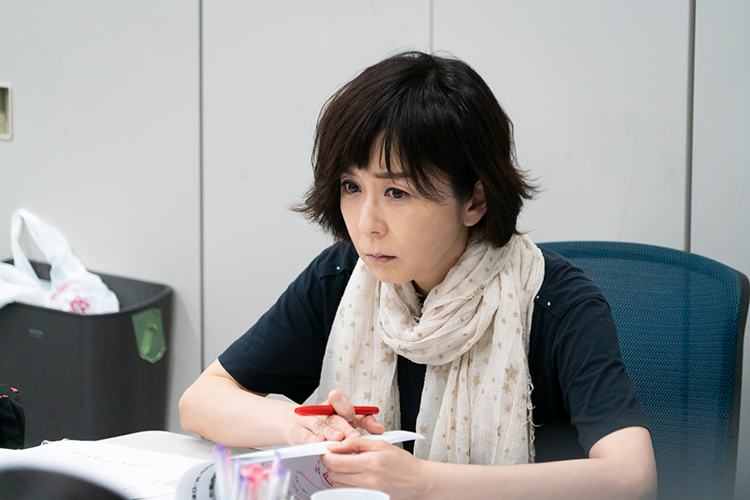 AM8:40　当日の放送内容について打ち合わせ。理不尽な事件にやりきれない表情を浮かべる大下アナ