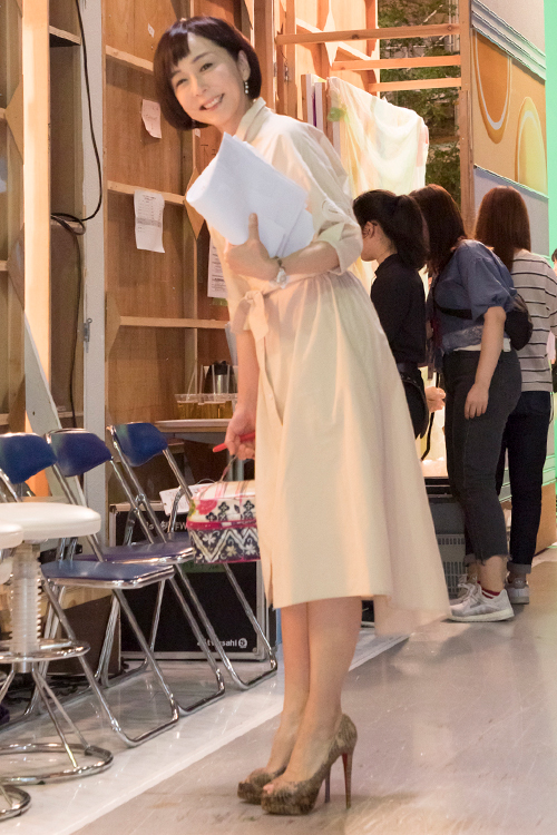 仕事以外ではペタンコの靴ばかりという大下アナだが、本番中は10cm近いヒールを履く