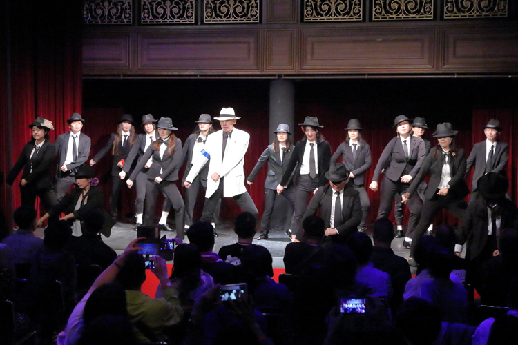 MJのヒット曲『スムーズ・クリミナル』は全員スーツ姿で踊る