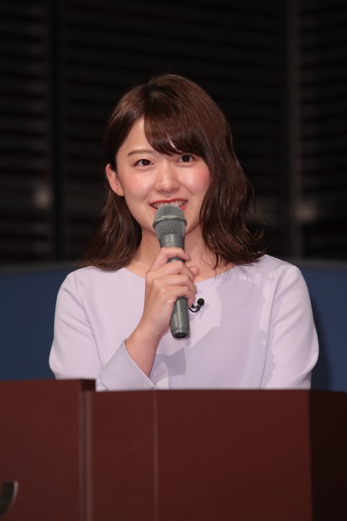 「みんなのミュシャ」展の発表会に登場した日テレ・尾崎理沙アナ