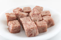 サイコロステーキはステーキではなく「成形肉」だ(写真/PIXTA)