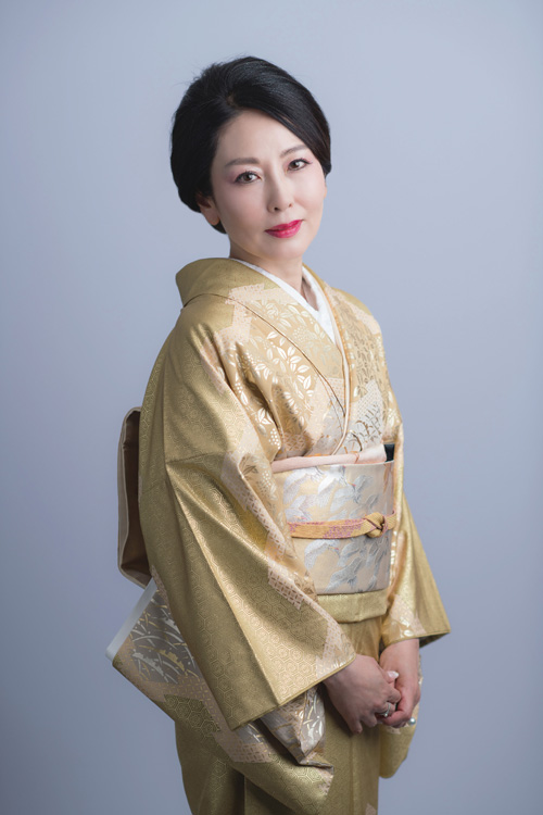 「美人すぎる母」佐藤純子さん