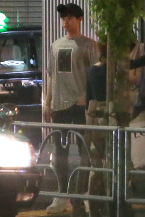 ブラックデニムにTシャツ姿の瀬戸（その2）