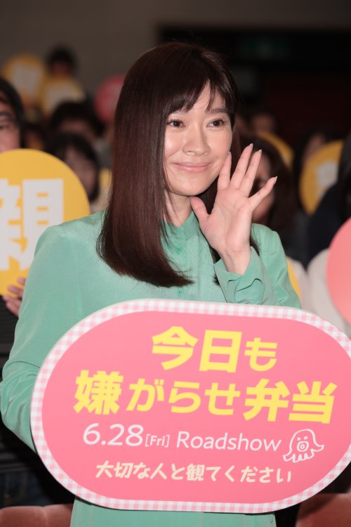 主演映画『今日も嫌がらせ弁当』の親子試写会に登場した篠原涼子