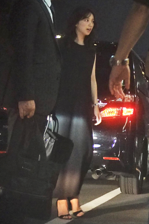 武井咲は上品なブラックファッションでまとめた