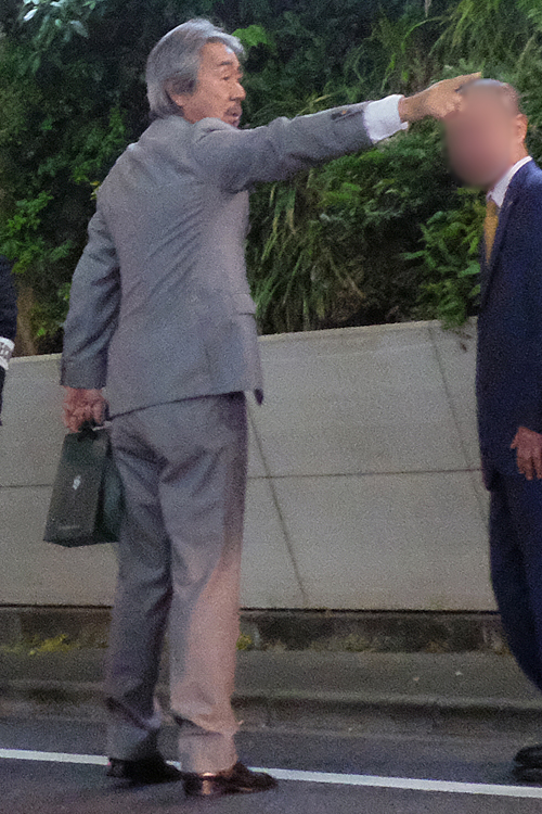 グレーのスーツに身を包んだ寺尾