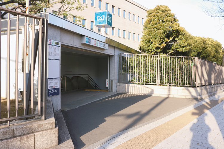 道路に対し斜めの出入り口