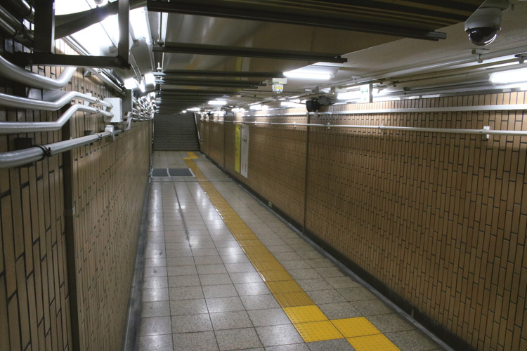 首都高速との「地下交差点」