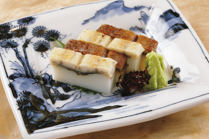 かまぼこの上に鰻がのった「うなぎの枕」(800円)