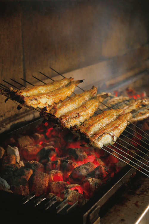 脂がのった「青うなぎ」を炭火焼きに