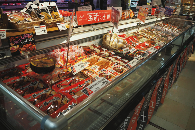 イオンの売り場には、近大発ナマズから、サケや豚ばら肉の蒲焼まで8アイテムが並ぶ