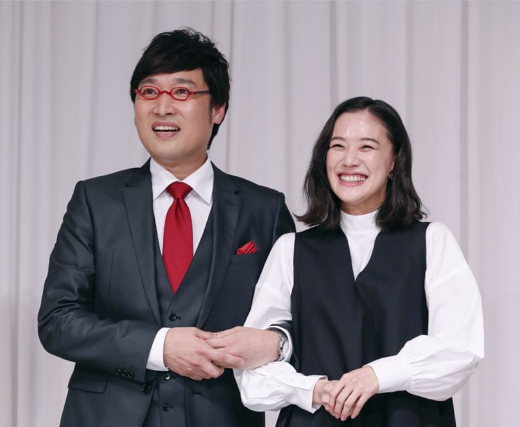 電撃結婚した山ちゃん、蒼井優（写真／共同通信社）