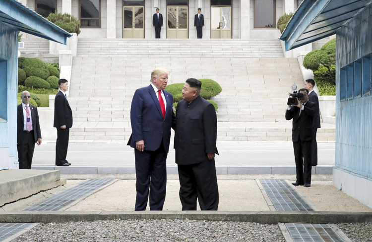 板門店の北朝鮮側に立つトランプ米大統領（左）と北朝鮮の金正恩朝鮮労働党委員長（ゲッティ＝共同）