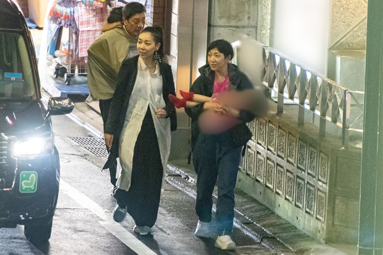安藤姉妹の後を歩く奥田