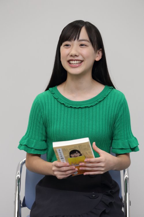 読書体験について笑顔で語る芦田愛菜