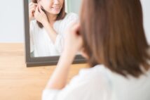 女子大生のピアス離れ 「就活に不利」「耳に穴を開ける必要ない」