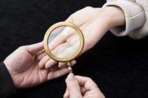 求めるのは「不安の解消」と「後押し」か 占いにハマる人たちの心理