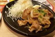 ファミレスの定番「生姜焼き定食」最前線　もっともおトクなのはどこ？