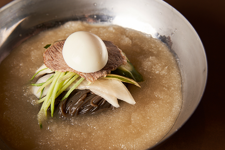 葛を使った冷麺が日本初上陸。ユッチャンの葛冷麺。1296円（撮影／関口史彦）
