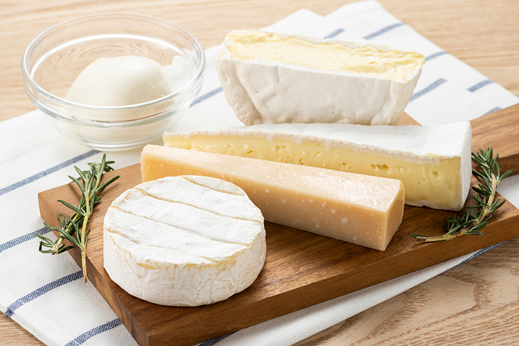 チーズがもともと含んでいる化学物質が薬と相互作用することも