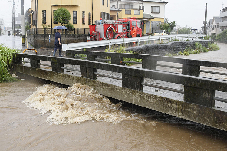 鹿児島市内を流れる和田川の一部が氾濫（共同通信社）